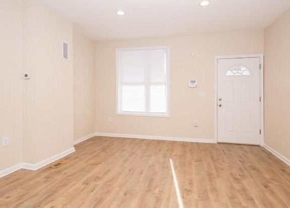 3rd image of 1514 N Myrtlewood St