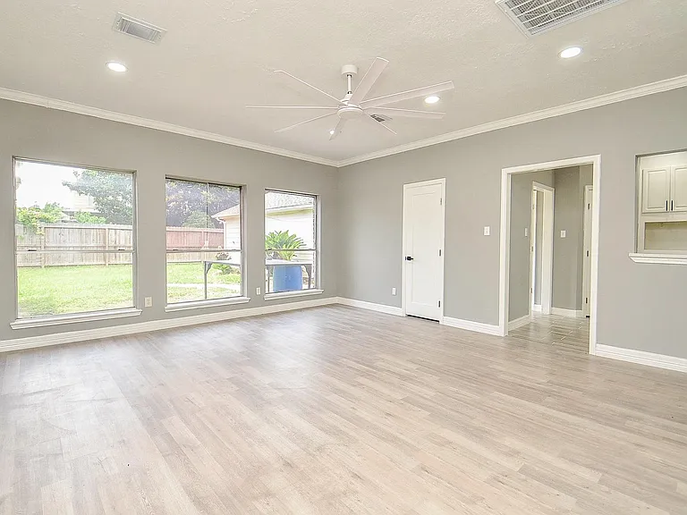 9211 Abbey Chase Ln — Photo 13