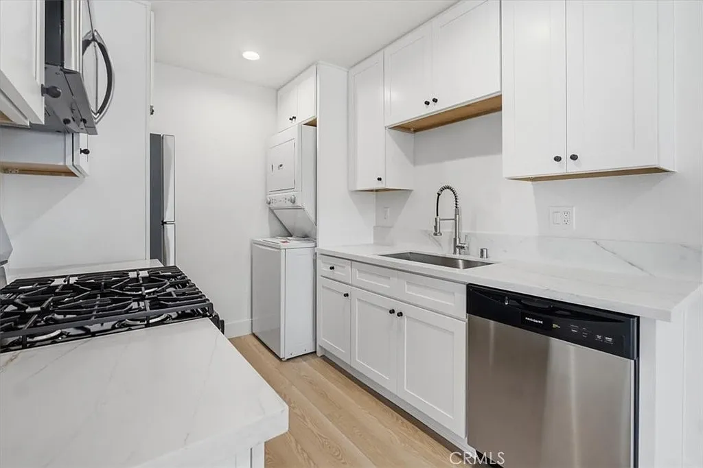2 bed, 1060 sqft, $3,350 — Photo 2