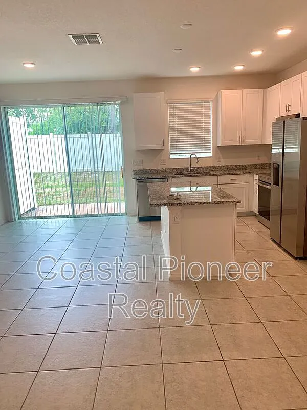3 bed, 2.5 bath, 1648 sqft, $2,000 — Photo 4