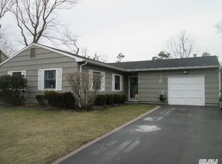 29 Andiron Ln, Brookhaven, NY 11719