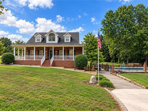 1013 Brookhaven Ln, Yadkinville, NC 27055