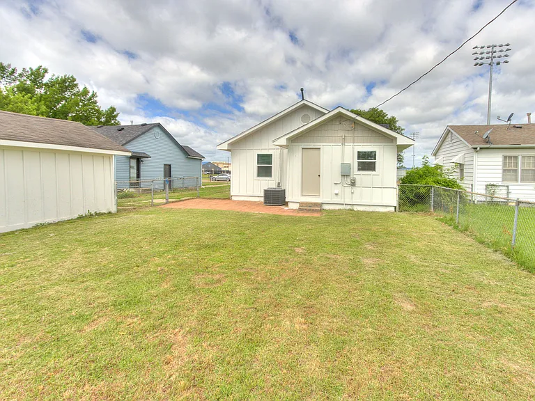 1017 N Pottenger Ave — Photo 7