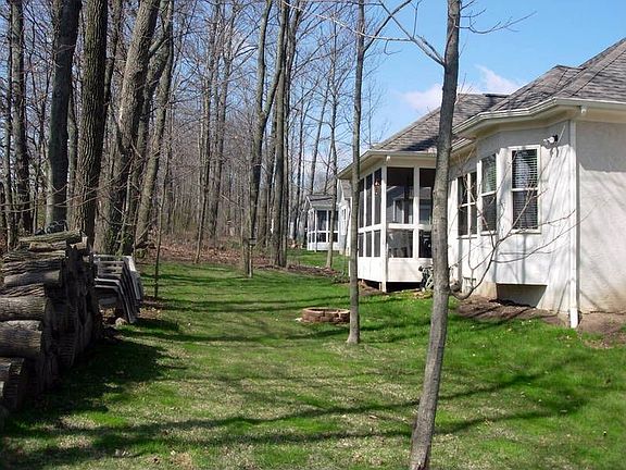 5th image of 61 Hiawatha Dr