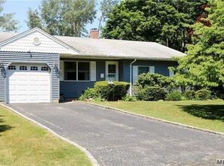 20 Mayflower Pl, Deer Park, NY 11729