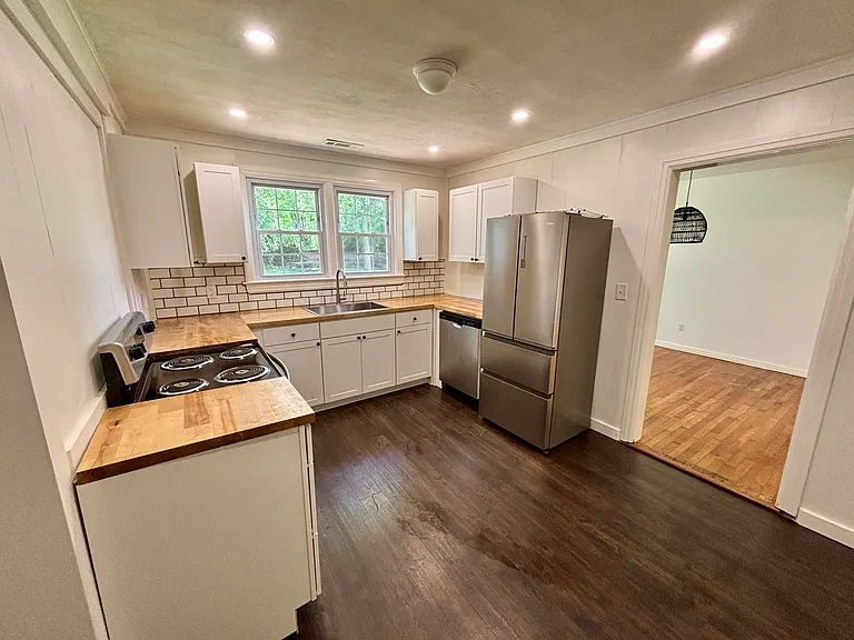 350 Duncan Ave — Photo 12