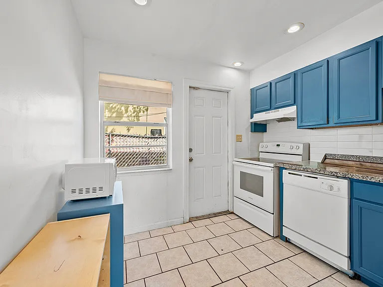 1127 NE 5th Ave #4 — Photo 9