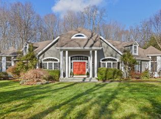 8 Stockbridge Rd, Mount Kisco, NY 10549