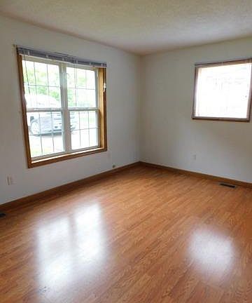 3rd image of 140 Station Ln