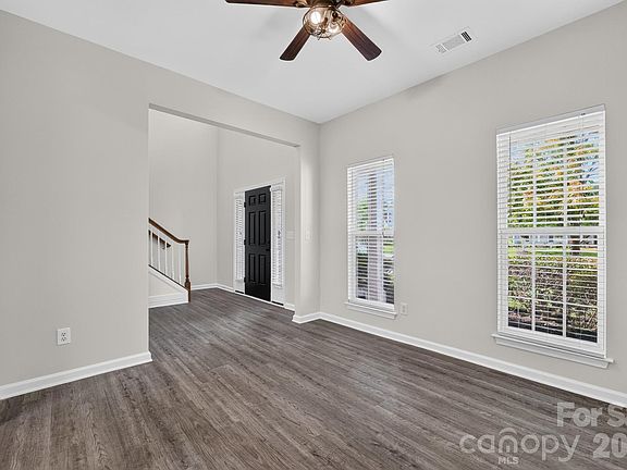 4th image of 141 Crestwood Dr
