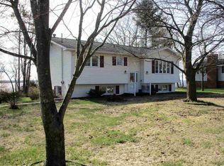 913 Loueda St, Gladstone, MI 49837