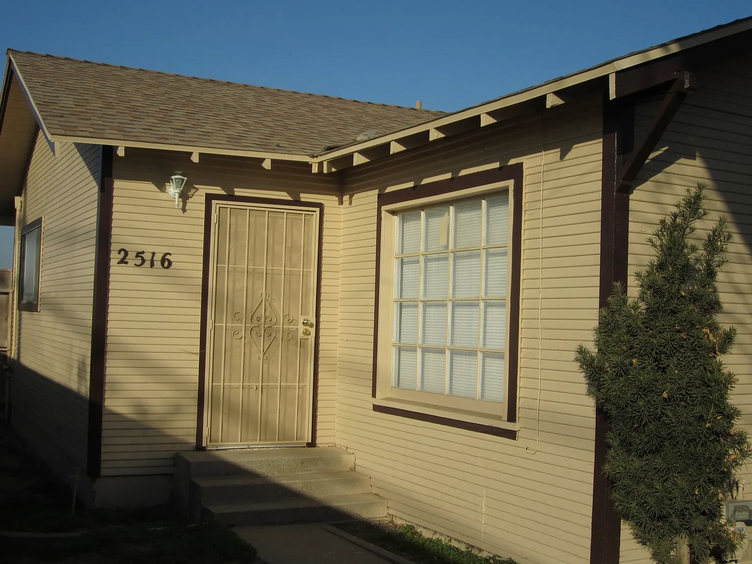 2516 Lander Ave photo 1
