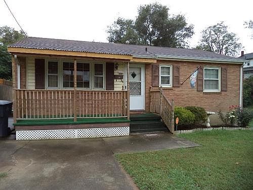 3rd image of 315 Lone Oak Ave NE