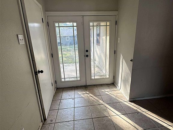 4th image of 1009 Camp St