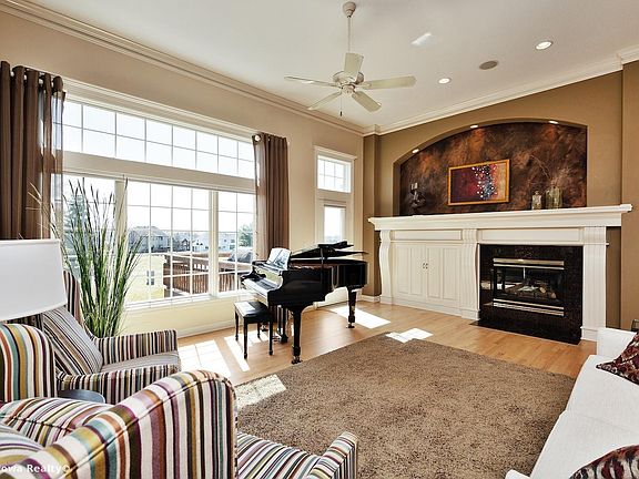 5th image of 834 Burr Oaks Dr