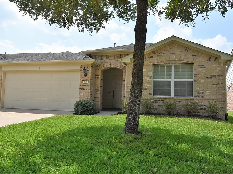 834 Honeysuckle Vine Dr — Photo 1