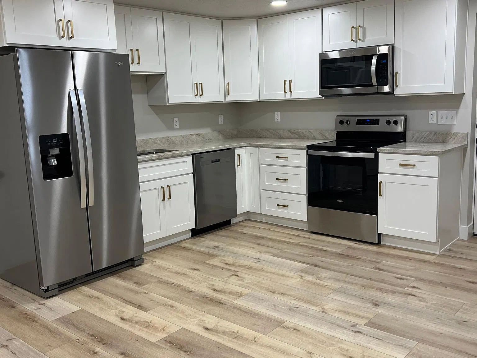 552 W Woodland Rd — Photo 2