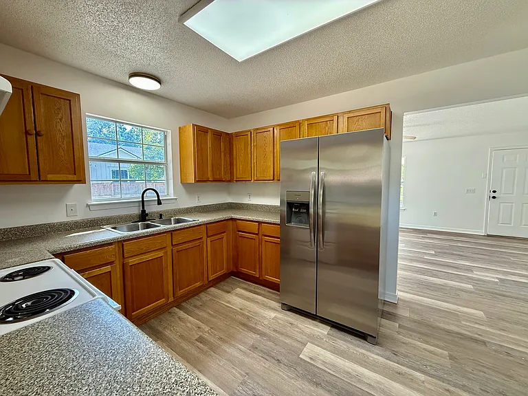 3042 Tiffany Ln — Photo 3