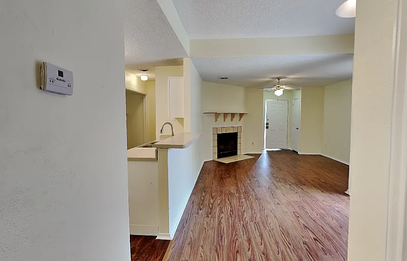 3 bed, 2.0 bath, 1100 sqft, $1,650 — Photo 2