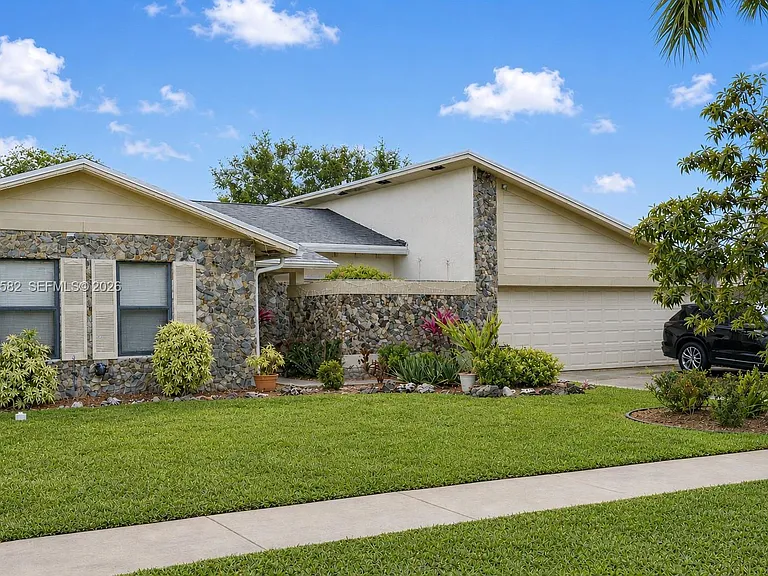 20888 Sugarloaf Ln — Photo 1