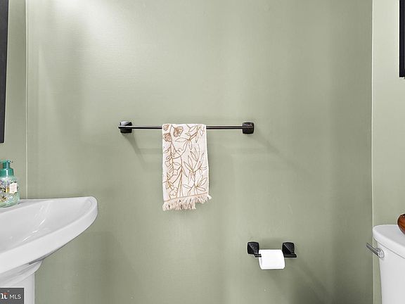 5th image of 1330 Banyan Cir