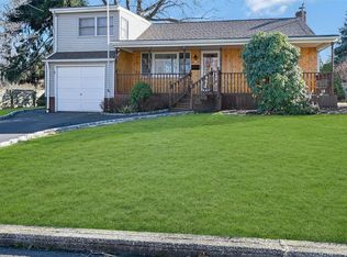 4 Vancouver Dr, Huntington Station, NY 11746