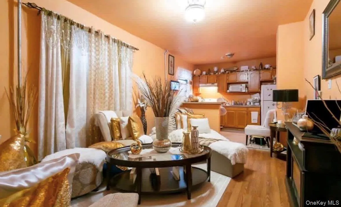 3 bed, 1.0 bath, 2394 sqft, $3,600 — Photo 2