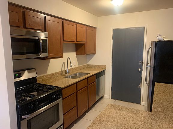 3rd image of 7522 N Greenview Ave APT 209