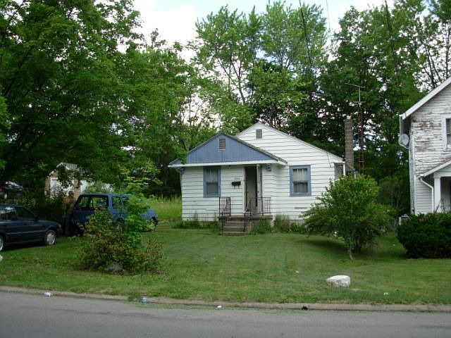 1st image of 464 W 6th St