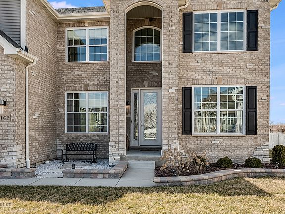 2nd image of 1023 N Carly Cir