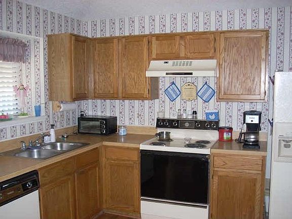 5th image of 330 Angelina Dr