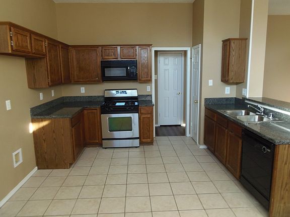 3rd image of 810 Dawson St