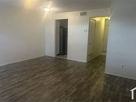 513 S Beverly St #3 — Photo 2