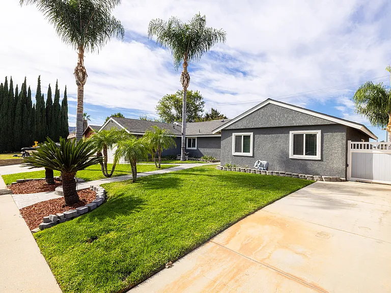 1925 Crater St — Photo 3
