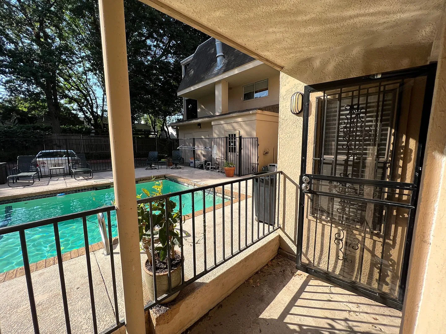 Charming 1 bedroom with and open floor plan and a pool view! — Photo 2