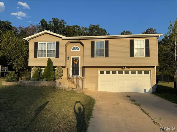 1552 Saint Charles Dr, Hillsboro, MO 63050