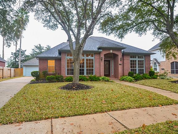 3rd image of 815 Lakespur Dr