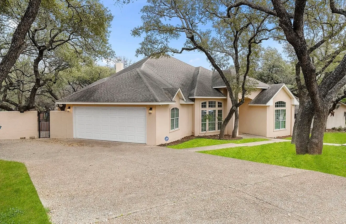 3 bed, 2.5 bath, 2737 sqft, $2,950 — Photo 1
