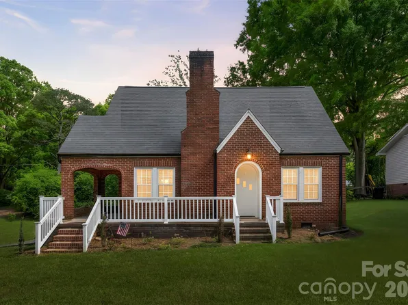 121 W 11th St, Oakboro, NC 28129