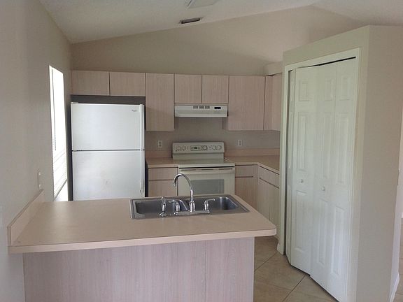 5th image of 386 SW Tahoe Ct