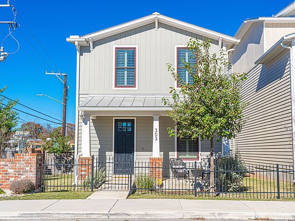 3rd image of 303 E COURTLAND PL
