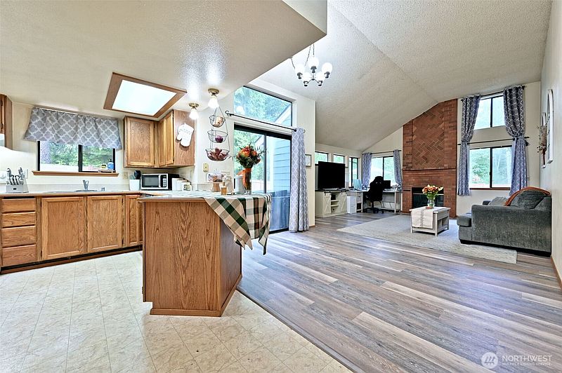 3rd image of 7601 Colony Court NE