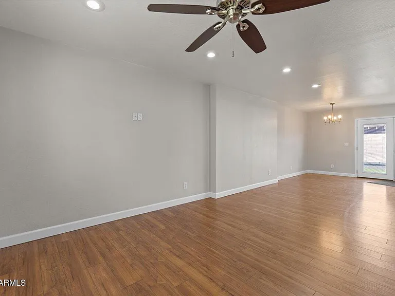 4233 N Miller Rd — Photo 10