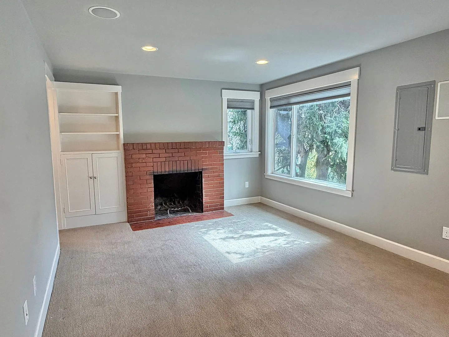 Beautiful 4 bed home in desirable Eastlake! Available Now! — Photo 2
