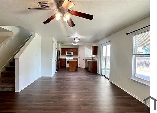 4 bed, 2030 sqft, $2,099 — Photo 4