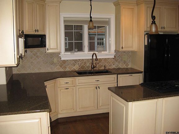 3rd image of 52 White St