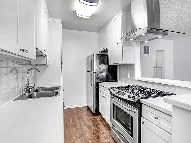 113 N Gale Dr — Photo 10