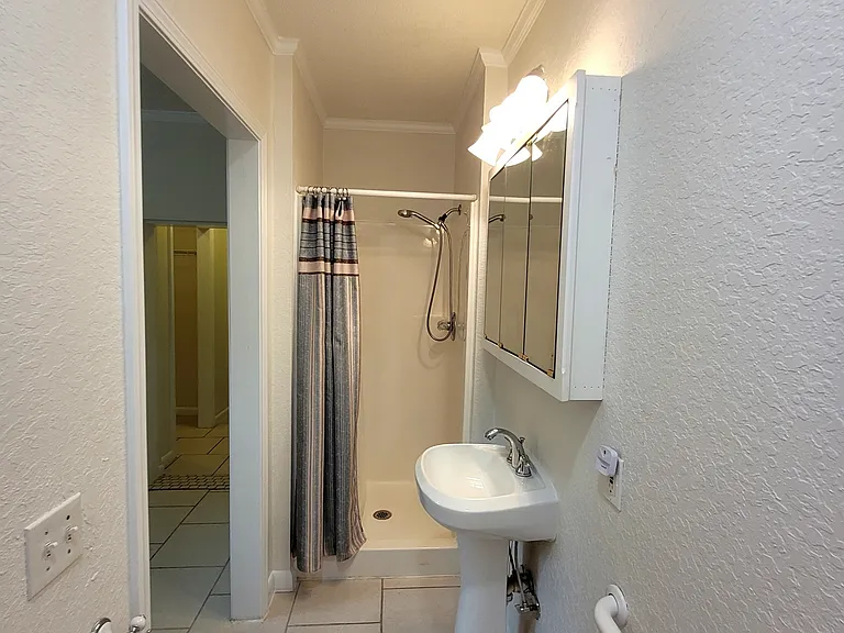 533 Ditmar St #B — Photo 19