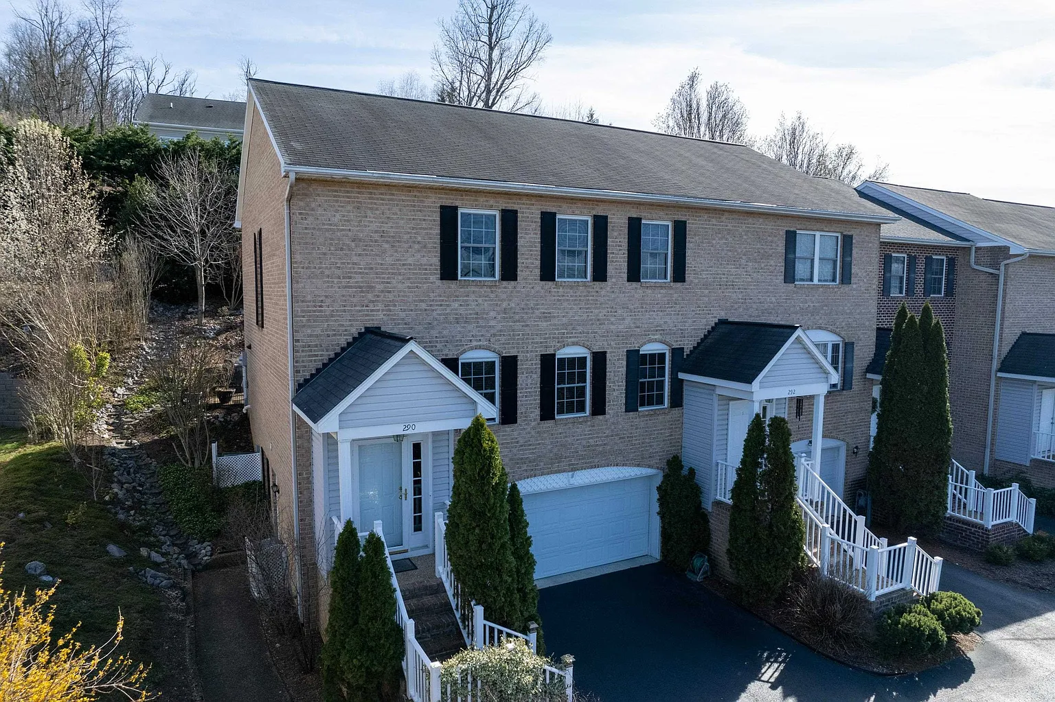 290 Emerald Dr photo 1