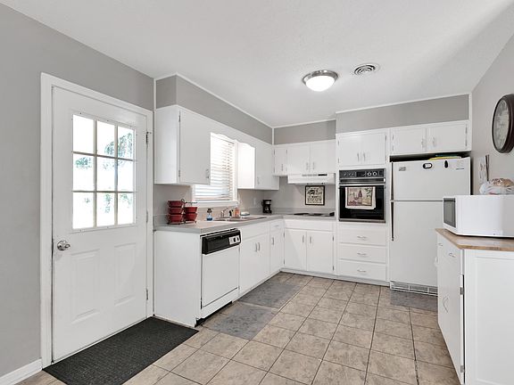 5th image of 10 Bayou Woods Ct